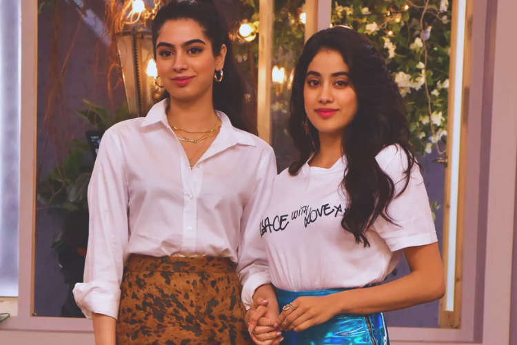  Janhvi Kapoor mourns Sridevi's death, Khushi comforts without shedding tears since.