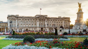 UK: For USD 22.70 you can have a family picnic day in the Royal garden of Buckingham palace