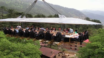 Manali Hanging Restaurant is the new attraction to visit with buddies
