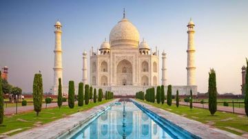 Plan the ideal vacation to see India's famous landmark, the Taj Mahal.