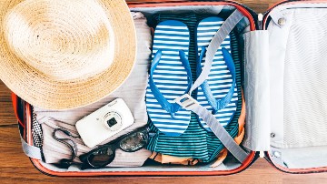 7 Must need travel accessories for all travelers to make your travel Fun