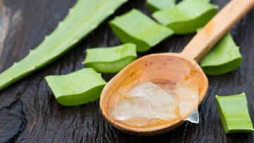 Aloe vera - A guide to use health benefits and risks. 
