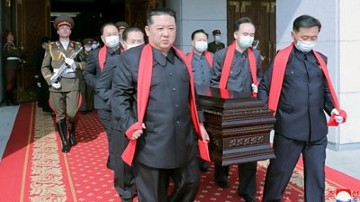 Kim Jong-un attends funeral without mask amidst Covid outbreak