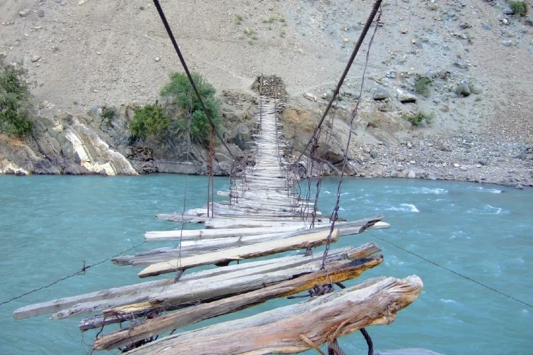 7 Most Dangerous Bridges Around the World - Risky Path 