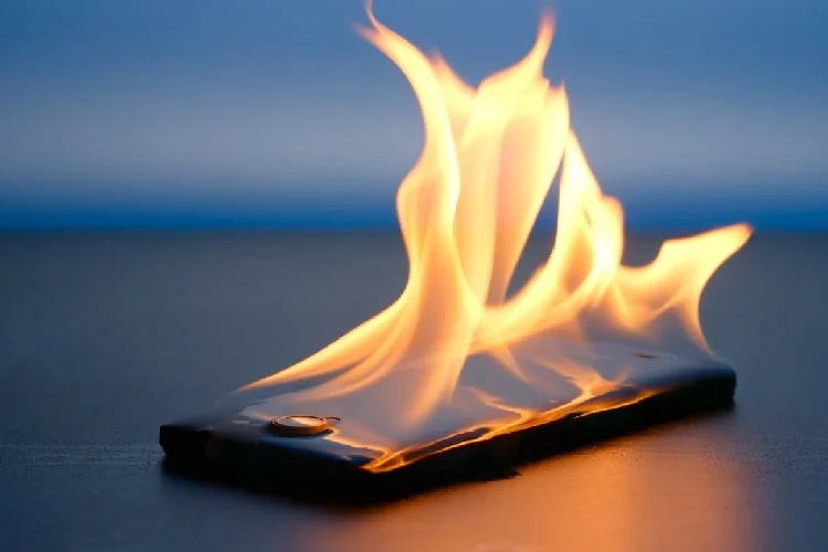 Top 5 Reasons smartphone catches fire and how to avoid battery damage