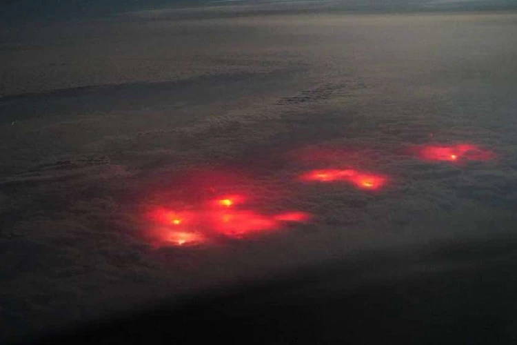 Viral Post: Pilot capture ‘strange’ red cloud from Stranger Things