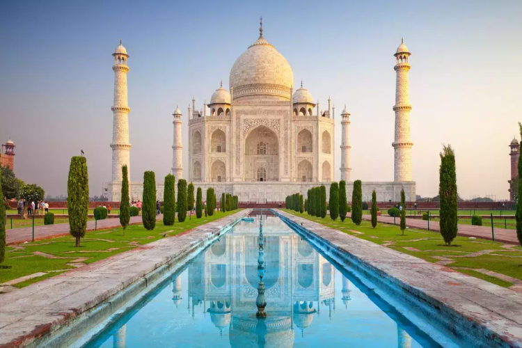 Plan the ideal vacation to see India's famous landmark, the Taj Mahal.