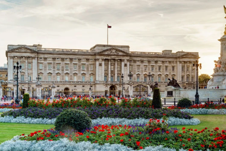 UK: For USD 22.70 you can have a family picnic day in the Royal garden of Buckingham palace