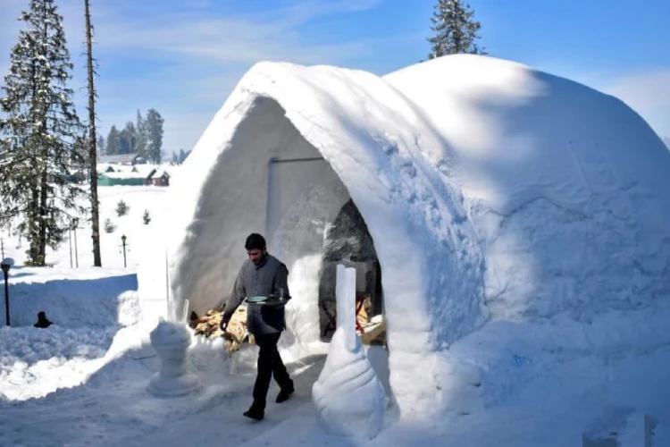 Gulmarg grand igloo cafe welcomes tourists, leaving them amazed with its architecture