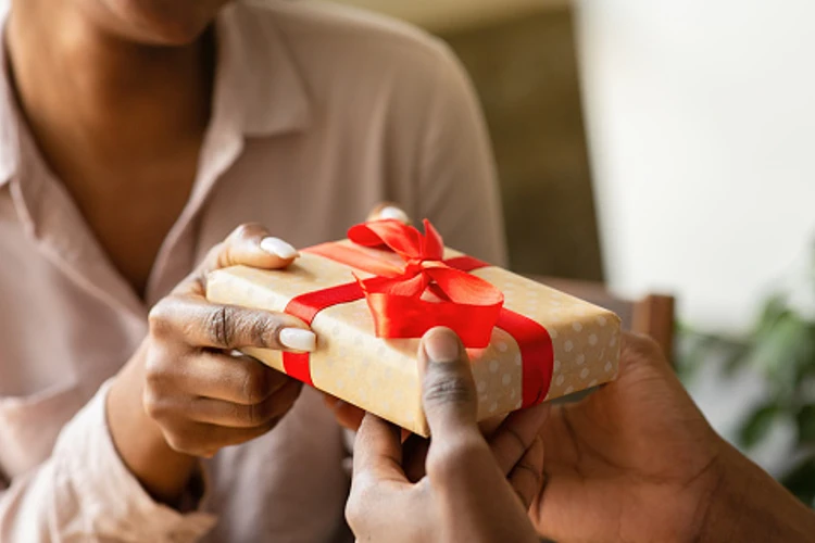 How to select gifts for your family and friends from your next travel | Travel gift idea